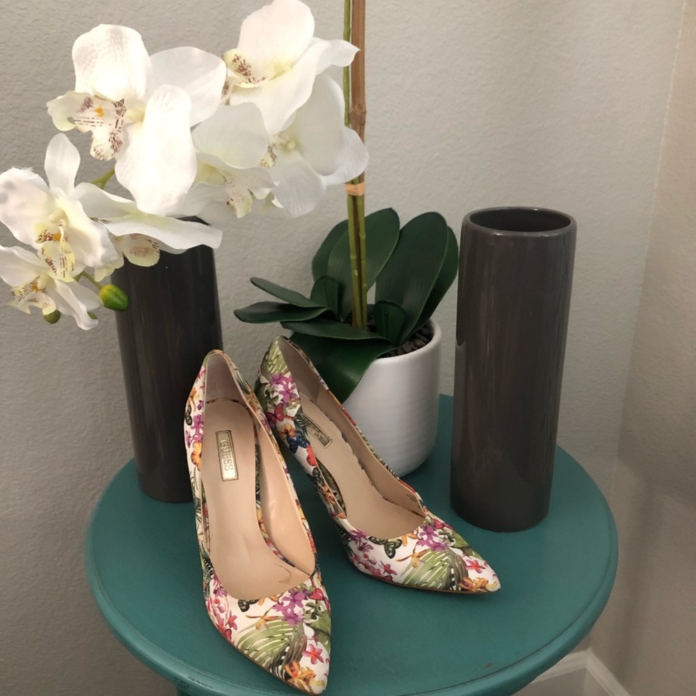 Guess Tropical Floral Pumps
